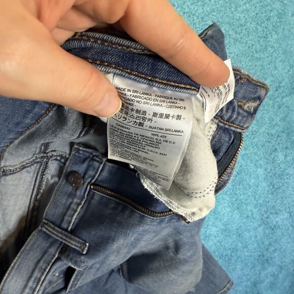 Levi's Jeans Women's Size 30 Blue Denim Mid Rise Slimming Straight - Picture 14 of 16